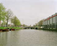 810104 Gezicht over de Vaartsche Rijn te Utrecht met links de Jutfaseweg en rechts het Autobedrijf Boll B.V. (Helling ...